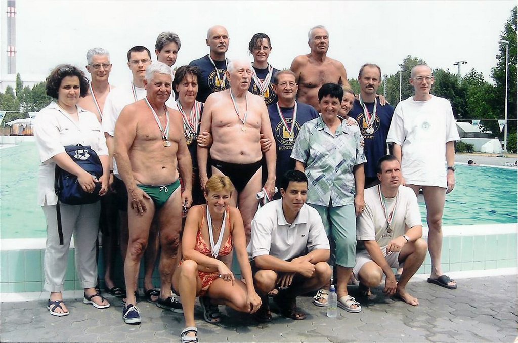 A debreceni csapat tagjakent Szazhalombattan (2004).jpg